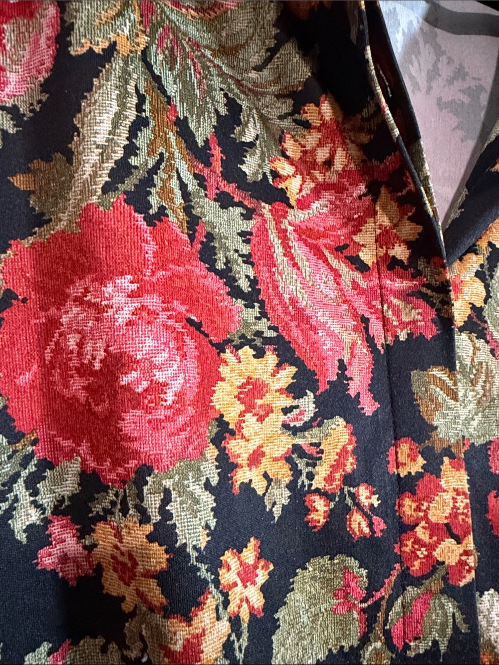 VINTAGE Floral Collared Button-Down Top in Black and Rose - Picture 3 of 6